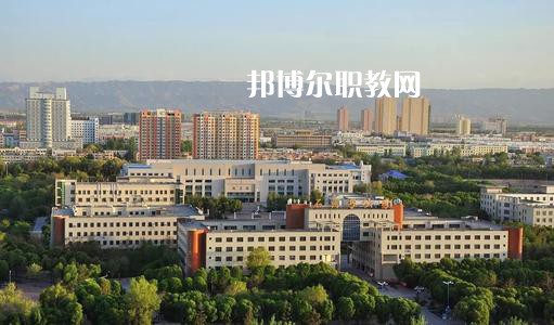 新疆石河子衛(wèi)生學(xué)校2021年有哪些專業(yè)?我們知道同學(xué)們?cè)谶x擇專業(yè)的時(shí)候?qū)嶋H上專業(yè)比學(xué)校更重要，對(duì)于同學(xué)們來說在選擇專業(yè)的時(shí)候是需要慎重的。  新疆石河子衛(wèi)生學(xué)校專業(yè)設(shè)置 學(xué)校設(shè)有：護(hù)理學(xué)、藥劑學(xué)、檢驗(yàn)學(xué)三大專業(yè)。其中護(hù)理學(xué)：有中專和大專兩種，大專為石河子大學(xué)在該校委培專業(yè)，頒發(fā)石河子大學(xué)的畢業(yè)證書。  新疆石河子衛(wèi)生學(xué)校學(xué)校優(yōu)勢(shì) 學(xué)校地址位于石河子市中心位置，旁邊為石河子市人民醫(yī)院(農(nóng)八師石河子市人民醫(yī)院)也是石河子的120急救中心。步行至石河子市游憩廣場(chǎng)只需要10分鐘，學(xué)校地理位置屬于石河子市市中心。交通發(fā)達(dá)。  學(xué)習(xí)優(yōu)勢(shì)：每門課程都有專業(yè)的老師帶教，在每個(gè)假期，都將組織學(xué)生參與臨床見習(xí)，增加學(xué)生的臨床經(jīng)驗(yàn)。  其他優(yōu)勢(shì)：每一位在校生，都可以申請(qǐng)國(guó)家貧困助學(xué)金，國(guó)家撥款，每人每年1500元，均發(fā)至學(xué)生手上，解決了學(xué)生的基本溫飽問題，為貧困學(xué)生創(chuàng)造了學(xué)習(xí)條件。  另：南疆三地州學(xué)生、農(nóng)村籍學(xué)生、貧困生(非城市、城鎮(zhèn)戶口)可以申請(qǐng)減免學(xué)費(fèi)，每人每年減免2000元，即只需繳納400元，即可上學(xué)，完成貧困學(xué)生學(xué)習(xí)的心愿。學(xué)生可以使用半價(jià)火車票往返，每年4次。  新疆石河子衛(wèi)生學(xué)校學(xué)校榮譽(yù) 學(xué)校以治校嚴(yán)謹(jǐn)，講求質(zhì)量，辦學(xué)成績(jī)斐然而著稱。多年來被石河子市評(píng)為“精神文明先進(jìn)單位”、“民族團(tuán)結(jié)先進(jìn)單位”、“衛(wèi)生綠化先進(jìn)單位”、“綜合治理先進(jìn)單位”、“招生先進(jìn)集體”，“德育教育先進(jìn)學(xué)校”。 2000年通過兵團(tuán)《中等醫(yī)學(xué)主要專業(yè)設(shè)置》評(píng)估;2003年通過兵團(tuán)《中等職業(yè)學(xué)校合格評(píng)估》;2002年被國(guó)家教育部首批確定為“全國(guó)護(hù)理專業(yè)示范點(diǎn)學(xué)校”;2003年教育部評(píng)估為“全國(guó)重點(diǎn)中等職業(yè)學(xué)校”;2004年教育部確定為全國(guó)“護(hù)理專業(yè)領(lǐng)域技能型人才培養(yǎng)培訓(xùn)基地”，同時(shí)，被國(guó)家教育部列為“全國(guó)衛(wèi)生職業(yè)教學(xué)模式研究課題組學(xué)校”、“面向二十一世紀(jì)全國(guó)衛(wèi)生職業(yè)學(xué)校系列教改教材編輯委員會(huì)”學(xué)校. 2005年4月，參加“全國(guó)護(hù)理教學(xué)改革成果展示賽”榮獲團(tuán)體“二等獎(jiǎng)”和“組織獎(jiǎng)”。2005年12月被教育教育部評(píng)為“全國(guó)護(hù)理教學(xué)改革先進(jìn)學(xué)校”。  小編為同學(xué)們整理好了學(xué)校的招生專業(yè)，同學(xué)們可以仔細(xì)的看看，對(duì)于同學(xué)們自己來說選擇一個(gè)適合自己的專業(yè)是非常重要的事情的哦，這樣才能保證后期的就業(yè)的哦。