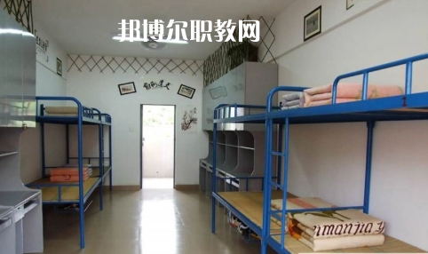 貴定縣技工學(xué)校報名條件、招生要求、招生對象是什么要求呢?每一個學(xué)校在招收學(xué)生的時候都是會有自己的要求的，同學(xué)們在找學(xué)校的時候也特別的擔(dān)心自己能不能符合到學(xué)校，小編就遇到很多這樣的學(xué)生來問，為了幫助同學(xué)們了解，小編就來整理一下學(xué)校這方面的要求。  貴定縣技工學(xué)校招生對象和條件 具有本縣戶籍井且參加當(dāng)年中招考試，品德合格、身體健康，自愿報名的應(yīng)屆初中畢業(yè)生     貴定縣技工學(xué)校錄取方式 根據(jù)當(dāng)年高中錄取分?jǐn)?shù)線下浮50分以內(nèi)，錄滿名額為止。  貴定縣技工學(xué)校就讀形式 第一學(xué)年在貴定職校就讀，開設(shè)普通高中一年級課程，適當(dāng)增加職業(yè)技能基礎(chǔ)課。一年后通過參加由貴定一中統(tǒng)一組織的選拔考試，按比例分流到貴定一中就讀。也可根據(jù)自己的意向選擇我校專業(yè)就讀，走技能成才之路，通過備考后報讀高職院校。  貴定縣技工學(xué)校校企合作 為貫徹落實好國家關(guān)于加強東西部扶貧協(xié)作的要求，進一步加強職業(yè)教育東西協(xié)作，發(fā)揮職業(yè)教育助推脫貧攻堅的重要作用。5月7日，副縣長荊茂團、政府辦副主任韋凱倫、扶貧辦副主任蔡健一行，來到貴定職校開展關(guān)于廣州市南沙區(qū)“美的集團”專項結(jié)對幫扶調(diào)研會議，貴定縣人力資源和社會保障局副局長、黨組副書記、貴定職校校長周傳德同志、副校長羅連慧等參加了會議。  會上，荊茂團副縣長首先指出：要貫徹好國家“東西協(xié)作”的要求，落實好東部地區(qū)幫助西部地區(qū)盡快實現(xiàn)全面脫貧的工作，他強調(diào)，在職業(yè)教育上解決學(xué)生就業(yè)問題是關(guān)鍵。他還向貴定職校校長周傳德同志提出希望：希望貴定職校能輸送專業(yè)性強的學(xué)生到廣州市南沙區(qū)“美的集團”工作，解決學(xué)生就業(yè)難的問題。隨后，周校長向荊副縣長匯報了我校當(dāng)前面臨的**困難是缺乏專業(yè)教師和教學(xué)設(shè)施設(shè)備，希望廣州方面能夠給予幫助。  荊副縣長立即表示：廣州市南沙區(qū)“美的集團”會派相關(guān)的專業(yè)人員到貴定職校進行培訓(xùn)和指導(dǎo)，并希望我校派出相關(guān)專業(yè)教師到美的集團進行交流學(xué)習(xí)，目的是加快校企合作的廣度與深度，促進教學(xué)、師資隊伍質(zhì)量的全面提升，提高就業(yè)簽約率與對口率;如果我校與“美的集團”確定校企合作關(guān)系后，“美的集團”將會給學(xué)校提供相關(guān)的專業(yè)設(shè)施設(shè)備，開展師資能力培訓(xùn)等，以提高專業(yè)的教育教學(xué)質(zhì)量，真正實現(xiàn)“一人就業(yè)、全家脫貧”。  小編為同學(xué)們整理了關(guān)于學(xué)校的招生條件這些，實際上正常畢業(yè)的同學(xué)基本都是可以就讀的，只是在學(xué)習(xí)專業(yè)的時候同學(xué)們需要慎重一點，有的專業(yè)是有專業(yè)要求的，那個就必須符合，因為關(guān)系到今后的就業(yè)的情況的，小編建議同學(xué)們?nèi)绻_實是要就讀職校的話都要提前一點選擇好。