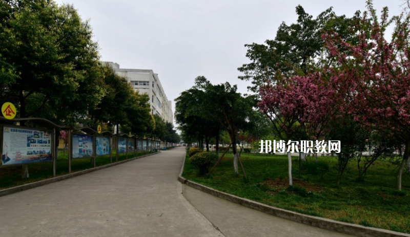 四川省廣漢市職業(yè)中專學校怎么樣、還不好