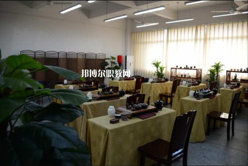 重慶工藝美術(shù)學(xué)校2022年學(xué)費、收費多少