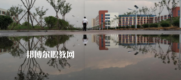 青島西大技工學(xué)校地址在哪里，哪個(gè)地區(qū)，哪個(gè)城市?