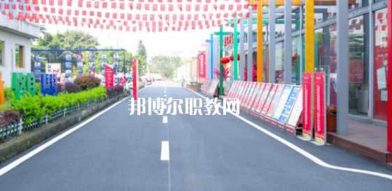 重慶新華電腦學(xué)校地址在哪里，哪個(gè)地區(qū)，哪個(gè)城市?