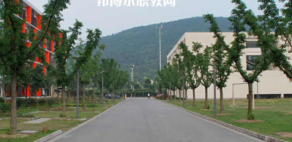 蘇州市紡織工業(yè)職工中等專業(yè)學(xué)校地址在哪里，哪個地區(qū)，哪個城市?