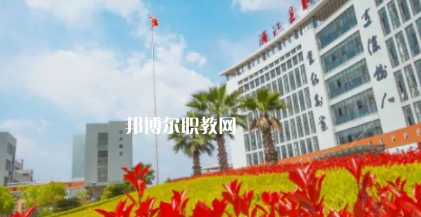 浦江縣職業(yè)技術(shù)學(xué)校招生計劃人數(shù)根據(jù)專業(yè)不同，計劃也是不同的，例如：幼兒保育招生40人，學(xué)前教育招生57人，普職融通招生150人，工藝美術(shù)招生150人，淘寶美工招生40人，等等，邦博爾小編為大家整理了浦江縣職業(yè)技術(shù)學(xué)校招生計劃人數(shù)詳細(xì)內(nèi)容，信息僅供參考，如有變動，以學(xué)校官方最新消息為準(zhǔn)。  一、浦江縣職業(yè)技術(shù)學(xué)校招生計劃一覽表 二、浦江縣職業(yè)技術(shù)學(xué)校招生情況 1、浦江縣職業(yè)技術(shù)學(xué)校招生條件、要求  遵紀(jì)守法、熱愛勞動、文明禮貌、樸實誠信;  無疾病、無傳染病、無慢性病史、無犯罪史、無嚴(yán)重違紀(jì)史;  身體健康，學(xué)生品行端正。  2、浦江縣職業(yè)技術(shù)學(xué)校招生對象  招收應(yīng)屆、歷屆初中畢業(yè)及以上文化程度的學(xué)生  三、浦江縣職業(yè)技術(shù)學(xué)校簡介 學(xué)校有全國職教名師、省特級教師、大師名家、省市教壇新秀、省技術(shù)能手、市學(xué)科帶頭人40多人。智慧校園管理系統(tǒng)、體育館、圖書館、電子閱覽室、校內(nèi)外實訓(xùn)基地等，教學(xué)設(shè)施一應(yīng)俱全。  學(xué)校設(shè)有浦江縣職業(yè)技能培訓(xùn)中心和職業(yè)技能鑒定中心。  四、浦江縣職業(yè)技術(shù)學(xué)?？诒?校友評價：浦江縣職業(yè)技術(shù)學(xué)校辦學(xué)特色鮮明，教學(xué)設(shè)施一應(yīng)俱全，為本地經(jīng)濟(jì)建設(shè)和社會發(fā)展培養(yǎng)高技能人才。  校友評價：浦江縣職業(yè)技術(shù)學(xué)校教學(xué)設(shè)備比較齊全，老師工作認(rèn)真，領(lǐng)導(dǎo)班子心齊。