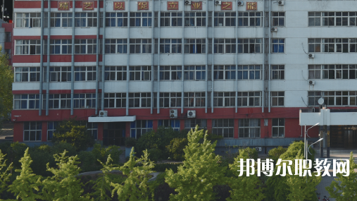 開灤技師學(xué)院招生計劃?每年學(xué)校在招生季節(jié)都會公布自己的招生計劃，那么學(xué)生們在對學(xué)校所進(jìn)行選擇的時候，是可以具體看看一所學(xué)校的招生計劃，然后再看看學(xué)校所公布的招生要求是否是自己可以滿足的，從而決定對學(xué)校的報讀。  一、開灤技師學(xué)院招生計劃一覽表 二、開灤技師學(xué)院招生情況 1、開灤技師學(xué)院招生條件、要求  身高:1.55米以上。  體重:不低于50公斤，高限不超過標(biāo)準(zhǔn)體重的50%。  視力:裸眼視力左右均在4.7(含47)以上，砂眼左右無第二期三個“十”者，無色弱、色盲者。  耳病:無化膿性中耳炎者。  聽力:左右兩側(cè)均大于80%(包括80%分貝)。  鼻病:無萎縮性鼻炎及較重肥大性鼻炎者。  血壓:90mmHg<收縮壓<140mmHg、60mmHg<舒張壓<90mmHg  心臟:二級收縮期雜音以下和心率在90次/分以下者。  肺臟:無慢性支氣管炎 支氣管哮喘、肺結(jié)核、結(jié)核性胸膜炎等呼吸系統(tǒng)慢性病。  腹部無任何腫物和肝、脾不腫大者(肝大一公分以內(nèi)功能正常者除外)。  對紋身者,面部、頸部紋身直徑不超過2cm，著短裝身體其他裸露部位直徑不超過3cm。面部、頸部紋身直徑超過2cm或其他部位超過3cm的，不合格;如本人能夠積極處理，可視為合格。  輔助檢查、胸透、化驗正常者。  其他:無殘疾、無駝背、無畸形、無較重之扁平足或拇指外翻 無腿部或精索靜脈曲張者,無難治或面積較大之皮膚疾病,無痔或漏者，無疝氣者，無多發(fā)性淋巴腺腫大者，無較重慢性病者，無不適合招錄崗位所要求的身體條件者。  2、開灤技師學(xué)院招生對象  中考生和往屆生，  三、開灤技師學(xué)院簡介 學(xué)校服務(wù)河北省能源、裝備制造等傳統(tǒng)產(chǎn)業(yè)升級，服務(wù)京津冀產(chǎn)業(yè)智慧化水平提升的發(fā)展需求，瞄準(zhǔn)河北省新興產(chǎn)業(yè)、現(xiàn)代服務(wù)業(yè)創(chuàng)新發(fā)展戰(zhàn)略，對接能源(煤炭)，裝備制造、現(xiàn)代服務(wù)業(yè)等產(chǎn)業(yè)設(shè)置專業(yè)，開設(shè)電氣自動化設(shè)備安裝與維修、煤礦技術(shù)、電子商務(wù)、計算機(jī)網(wǎng)絡(luò)技術(shù)等專業(yè)16個。  2020年突出發(fā)展現(xiàn)代服務(wù)業(yè)的要求，增設(shè)《幼兒教育》專業(yè)。經(jīng)過幾年發(fā)展，逐步形成“裝備制造業(yè)與現(xiàn)代服務(wù)業(yè)共同主導(dǎo)、傳統(tǒng)產(chǎn)業(yè)與新興產(chǎn)業(yè)雙輪驅(qū)動的發(fā)展格局”相適應(yīng)的專業(yè)布局。  四、開灤技師學(xué)院口碑 校友評價：開灤技師學(xué)院地理位置優(yōu)越，交通十分方便。  校友評價：開灤技師學(xué)院畢業(yè)生就業(yè)前景光明。