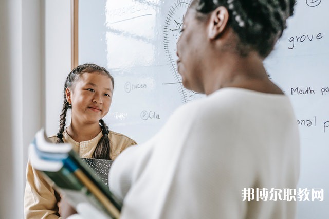 廣西哪里的中專學(xué)校能讀商務(wù)英語(yǔ)與文秘專業(yè)