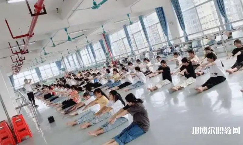 2025南寧商貿(mào)學(xué)校招生計(jì)劃 招生人數(shù)是多少(附要求、條件、對(duì)象)