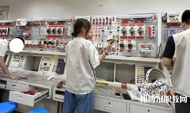 四川2025年讀電工學(xué)?？梢钥即髮W(xué)嗎